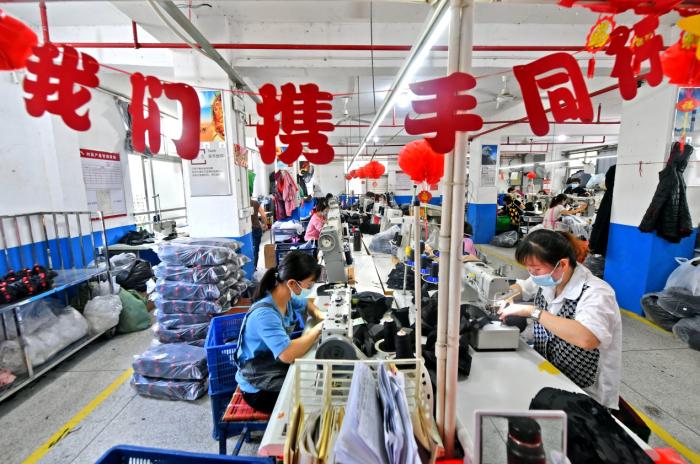 资料图为福建泉州一纺织工厂里，工人正在作业。(<a target='_blank' href='/'>中新社</a>记者 王东明 摄)